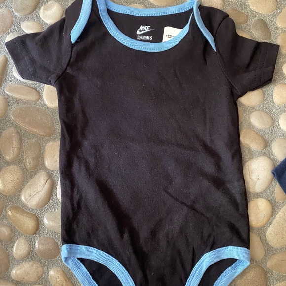 NIKE TRIO!! 1 NWT romper, 1 NWOT onesie, 1 EUC sweatsuit🖤🤎💙 unisex - Picture 4 of 9
